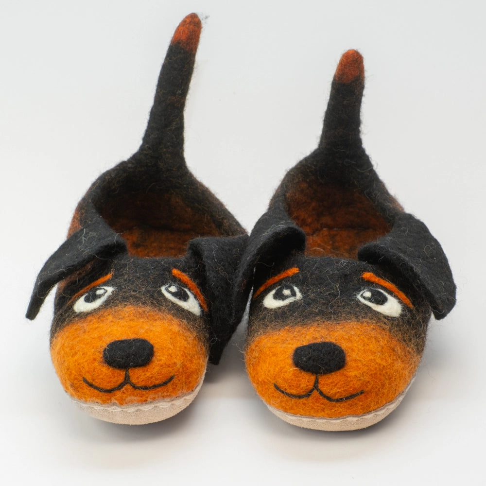 Hunde mit schwarzen Schlappohren Filzpantoffeln Halbschuhe Erwachsene, schwarz rotbraun, offene Augen auf weißem Grund, schwarzer Mund, rotbraune Augenbrauen, Gesicht freundlich, Kulleraugen, Kräftiger Schwanz zum Wackeln und als Einstegshilfe zu verwenden. Schwanzspitze rotbraun. Hochgezogene Wildledersohle, Marke MAUSSCHUH by MotherEarth-Munich. Ansicht: Von Vorne