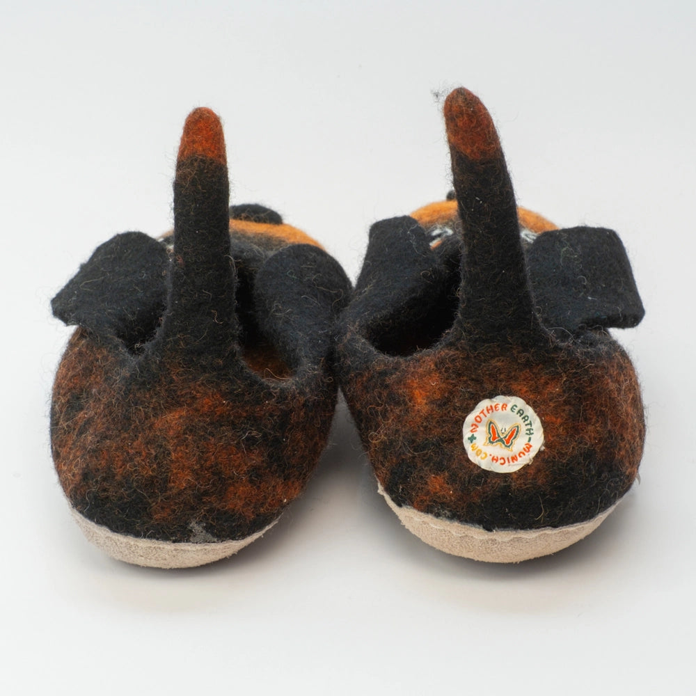 Hunde mit schwarzen Schlappohren Filzpantoffeln Halbschuhe Kinder, schwarz rotbraun, offene Augen, schwarzer Mund, rotbraune Augenbrauen, Gesicht freundlich, Kulleraugen, Kräftiger Schwanz zum Wackeln und als Einstegshilfe zu verwenden. Hochgezogene Wildledersohle, Marke MAUSSCHUH by MotherEarth-Munich. Ansicht: Von Hinten