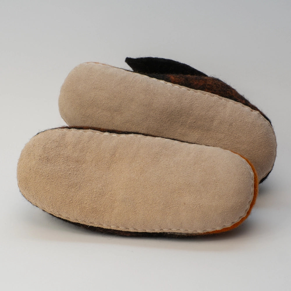 Hunde mit schwarzen Schlappohren Filzpantoffeln Halbschuhe Kinder, schwarz rotbraun, offene Augen, schwarzer Mund, rotbraune Augenbrauen, Gesicht freundlich, Kulleraugen, Kräftiger Schwanz zum Wackeln und als Einstegshilfe zu verwenden. Hochgezogene Wildledersohle, Marke MAUSSCHUH by MotherEarth-Munich. Ansicht: Von Unten