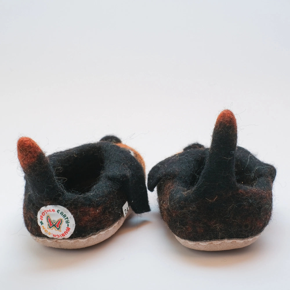 Hunde mit schwarzen Schlappohren Filzpantoffeln Halbschuhe Kinder, schwarz rotbraun, offene Augen, schwarzer Mund, rotbraune Augenbrauen, Gesicht freundlich, Kulleraugen, Kräftiger Schwanz zum Wackeln und als Einstegshilfe zu verwenden. Schwanzspitze rotbraun. Hochgezogene Wildledersohle, Marke MAUSSCHUH by MotherEarth-Munich. Ansicht: Von Hinten