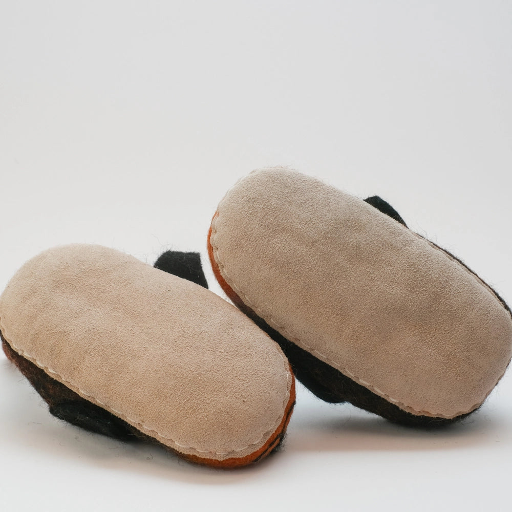 Hunde mit schwarzen Schlappohren Filzpantoffeln Halbschuhe Kinder, schwarz rotbraun, offene Augen, schwarzer Mund, rotbraune Augenbrauen, Gesicht freundlich, Kulleraugen, Kräftiger Schwanz zum Wackeln und als Einstegshilfe zu verwenden. Hochgezogene Wildledersohle, Marke MAUSSCHUH by MotherEarth-Munich. Ansicht: Von Unten