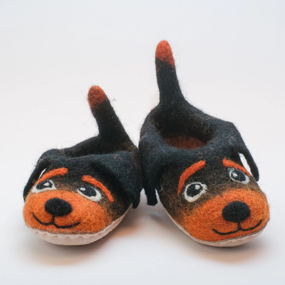 Hunde mit schwarzen Schlappohren Filzpantoffeln Halbschuhe Kinder, schwarz rotbraun, offene Augen, schwarzer Mund, rotbraune Augenbrauen, Gesicht freundlich, Kulleraugen, Kräftiger Schwanz zum Wackeln und als Einstegshilfe zu verwenden. Hochgezogene Wildledersohle, Marke MAUSSCHUH by MotherEarth-Munich. Ansicht: Von Vorne