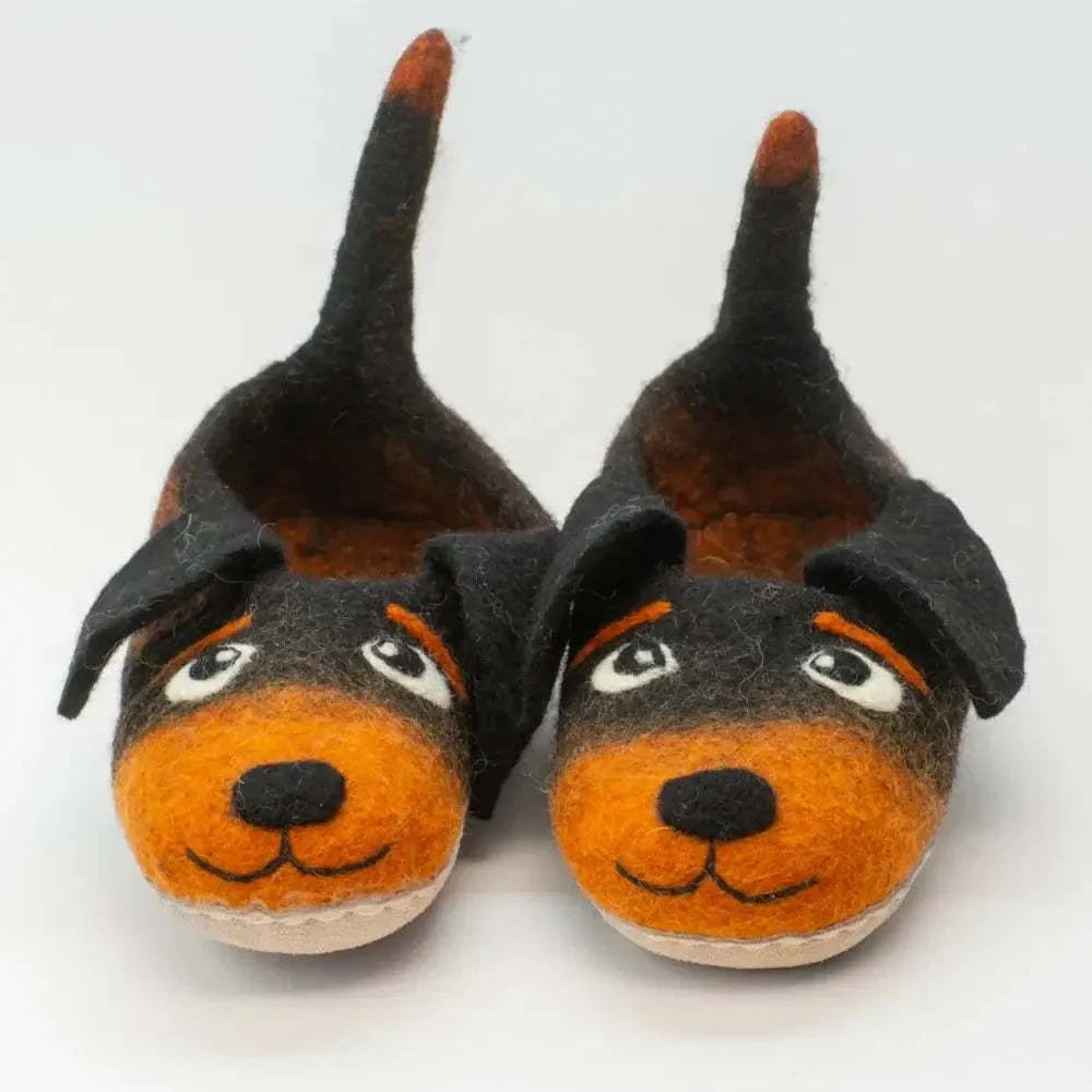 Hunde - handgemachte Filzpantoffeln mit Wildledersohle, dunkelbraune Filzhausschuhe mit orangefarbenen Hundegesichtern und langen Ohren