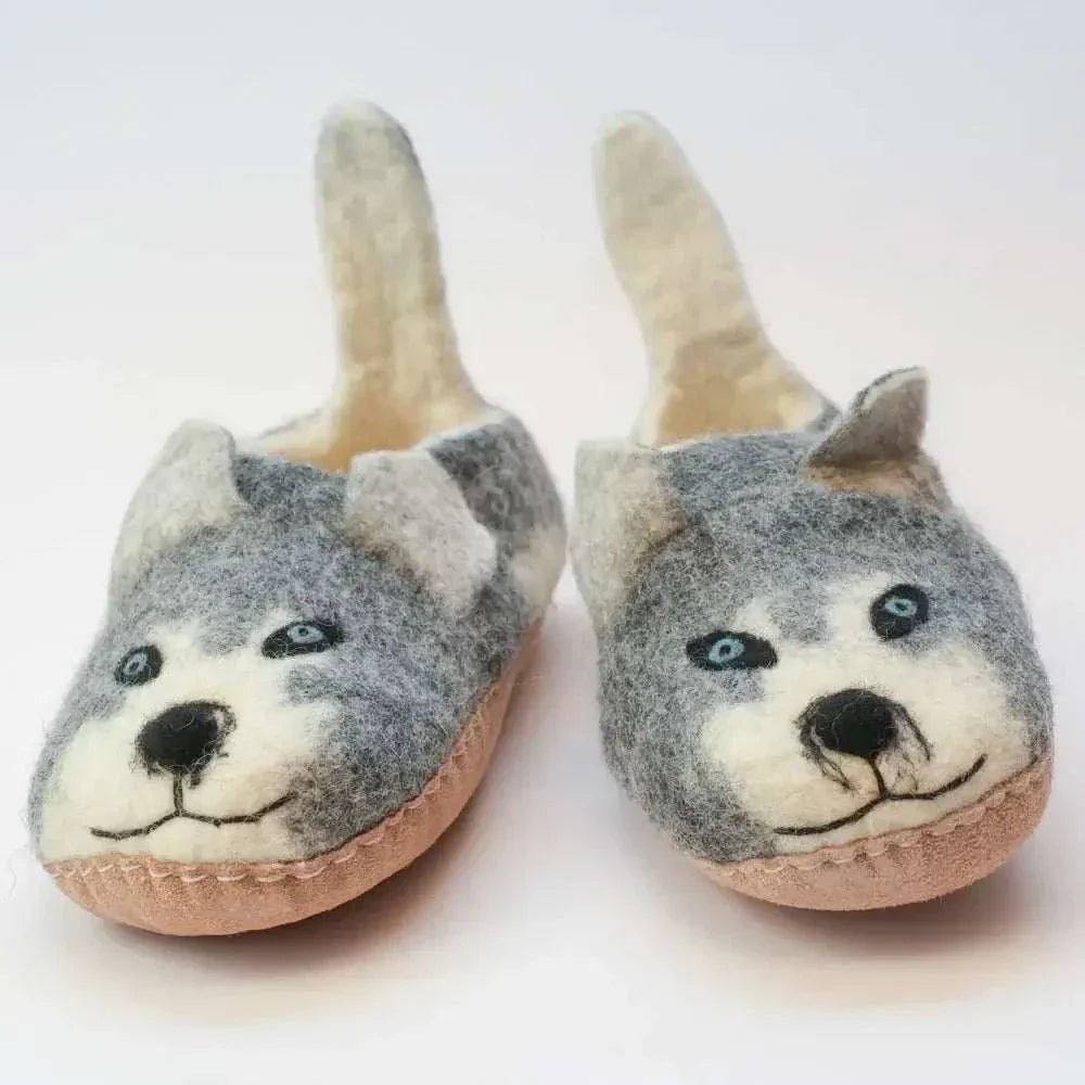 Huskies - handgemachte Filzpantoffeln für Erwachsene aus grauem und weißem Filz, mit Huskygesichtern und aufgestellten Ohren