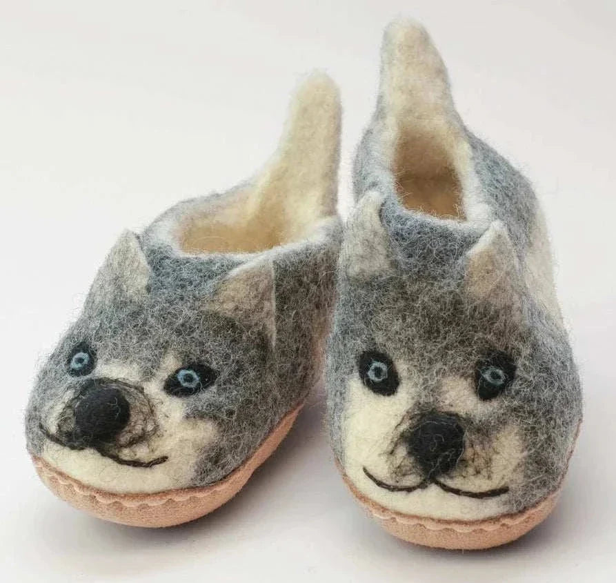 Huskies - handgemachte Kinder Filzpantoffeln aus grauem Wollfilz mit hellen Husky-Gesichtern und brauner Sohle