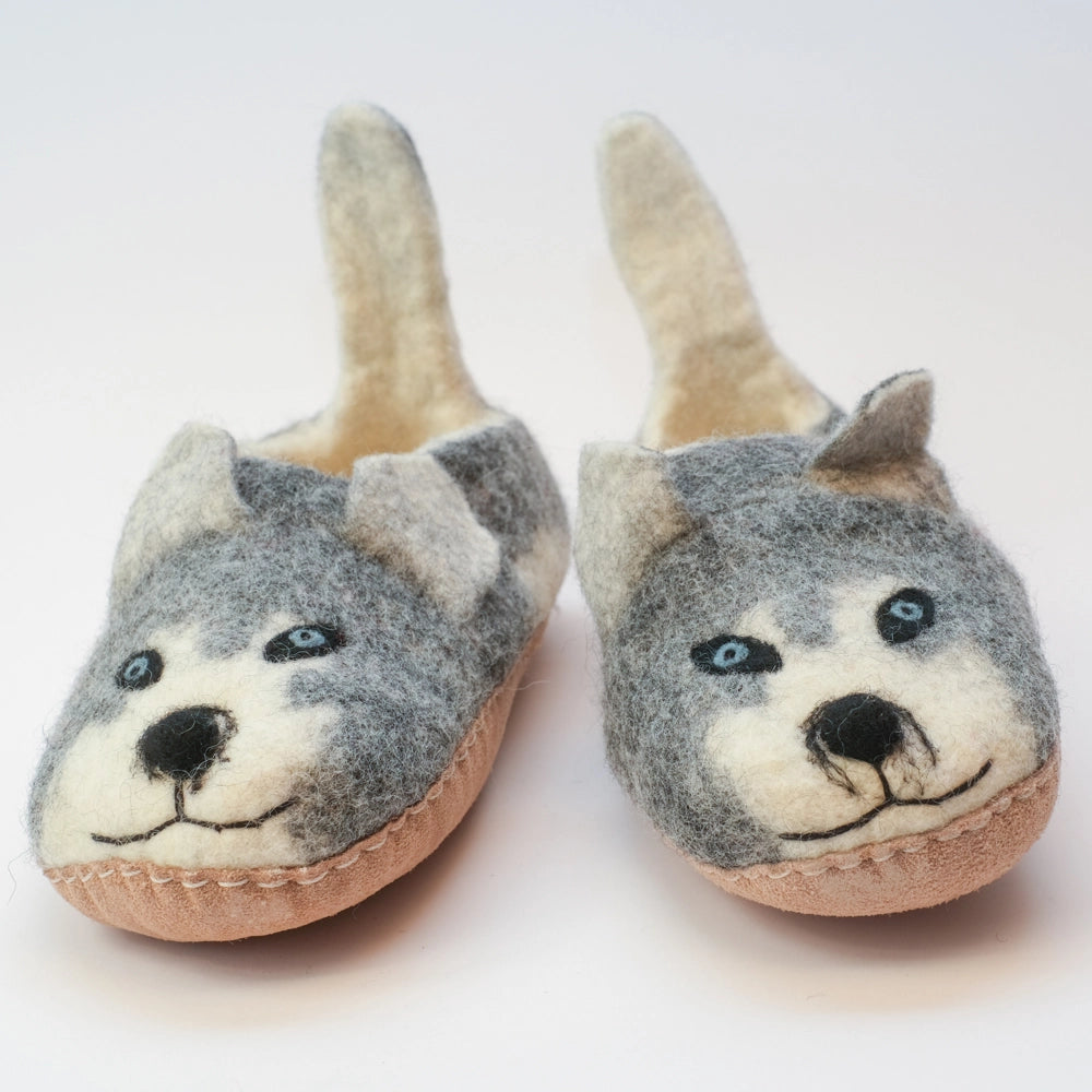Husky Wolf Filzpantoffeln Halbschuhe Erwachsene blaue Augen weiß grau mit Schwanz als Einstiegshilfe, hochgezogene Wildledersohle Marke Mausschuh by MotherEarth-Munich Ansicht: Von Vorne