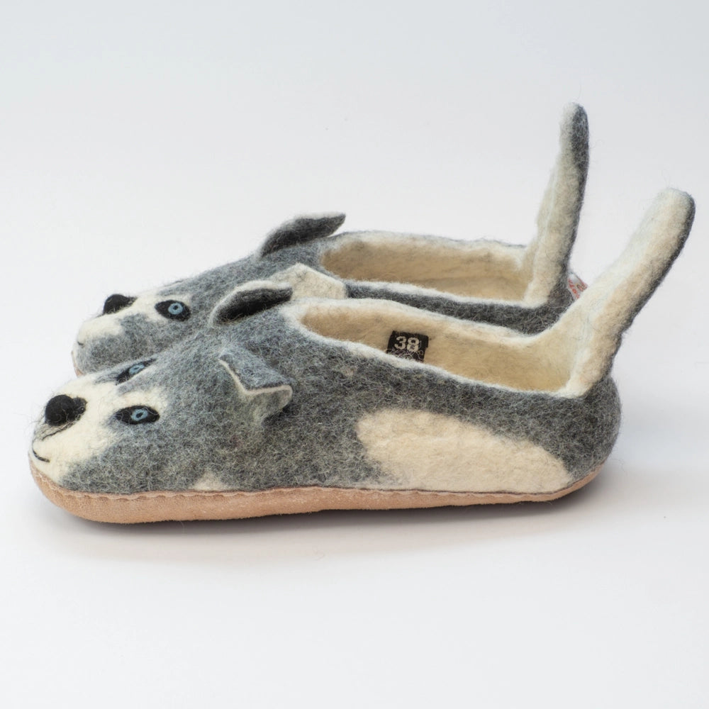 Husky Wolf Filzpantoffeln Halbschuhe Erwachsene blaue Augen weiß grau mit Schwanz als Einstiegshilfe, hochgezogene Wildledersohle, Marke Mausschuh by MotherEarth-Munich Ansicht: Seite
