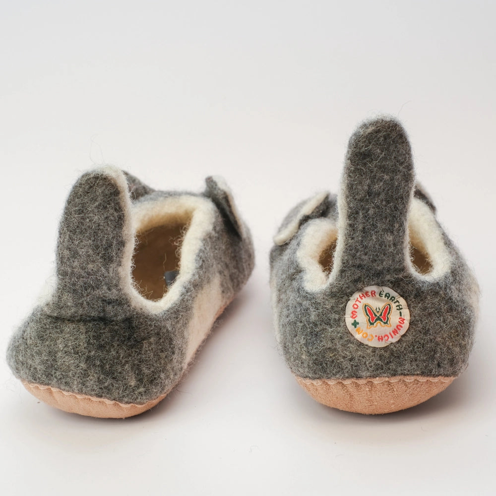 Husky Wolf Filzpantoffeln Halbschuhe Erwachsene blaue Augen weiß grau mit Schwanz als Einstiegshilfe, hochgezogene Wildledersohle, Marke Mausschuh by MotherEarth-Munich  Ansicht: Von Hinten