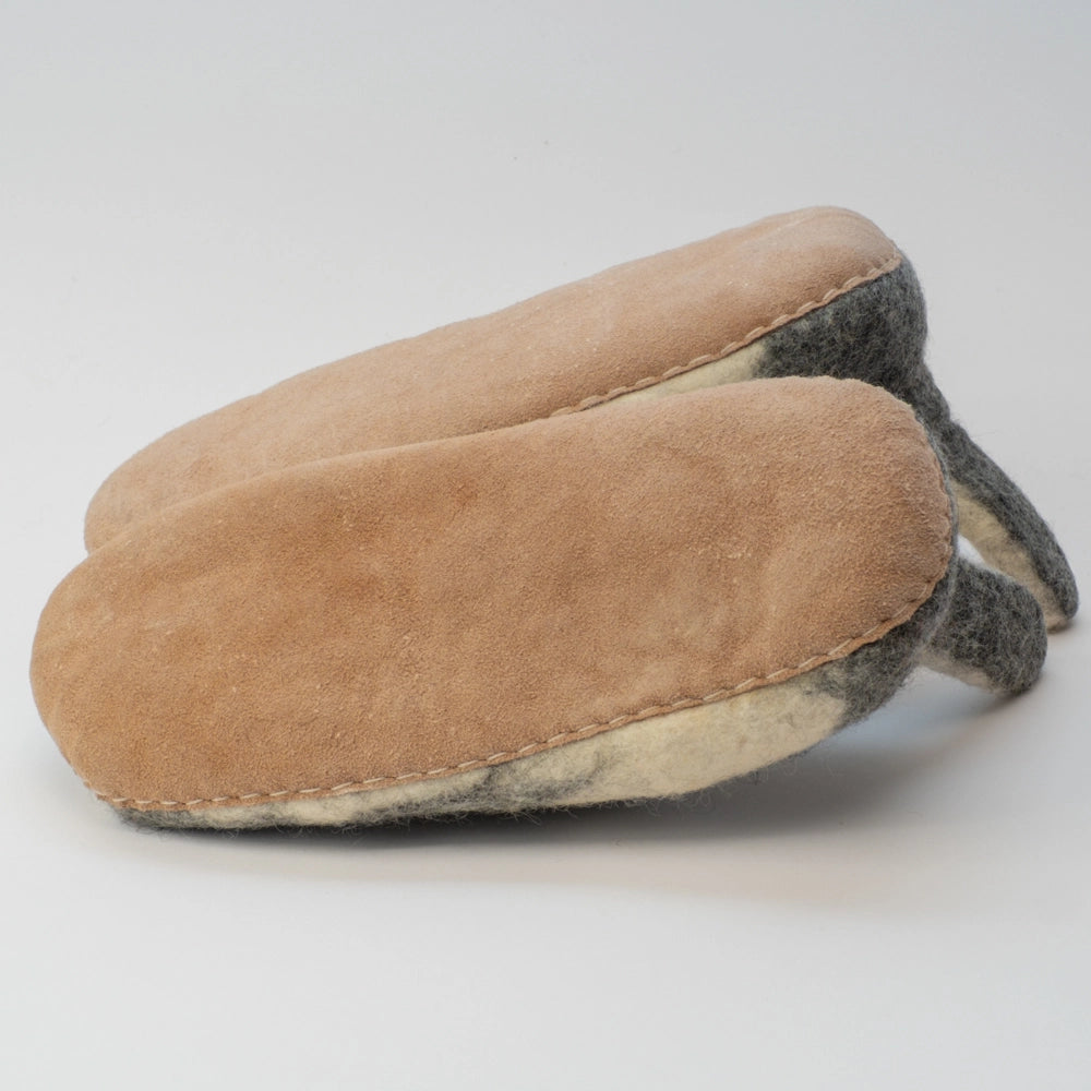 Husky Wolf Filzpantoffeln Halbschuhe Erwachsene blaue Augen weiß grau mit Schwanz als Einstiegshilfe, hochgezogene Wildledersohle, Marke Mausschuh by MotherEarth-Munich Ansicht: Von Unten 