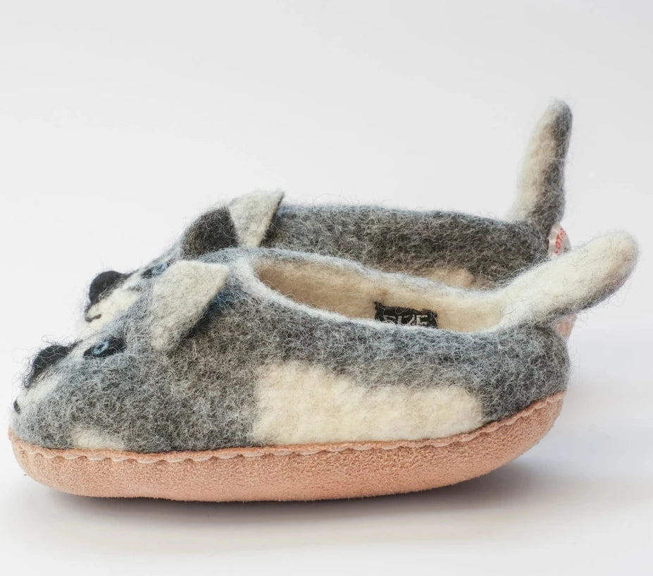 Husky Wolf Filzpantoffeln Halbschuhe Kinder, blaue Augen weiß grau mit Schwanz als Einstiegshilfe, hochgezogene Wildledersohle Marke Mausschuh by MotherEarth-Munich. Ansicht: Seite