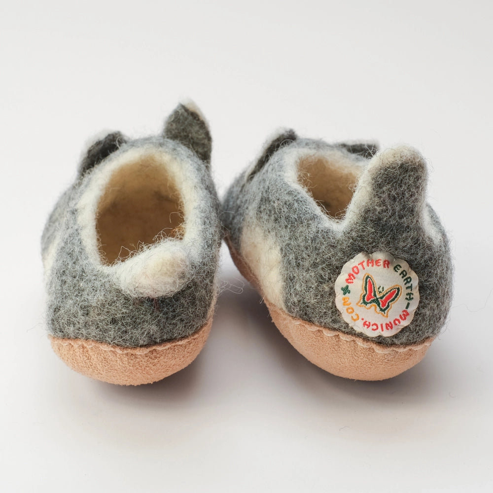 Husky Wolf Filzpantoffeln Halbschuhe Kinder, blaue Augen weiß grau mit Schwanz als Einstiegshilfe, hochgezogene Wildledersohle Marke Mausschuh by MotherEarth-Munich. Ansicht: Von Hinten