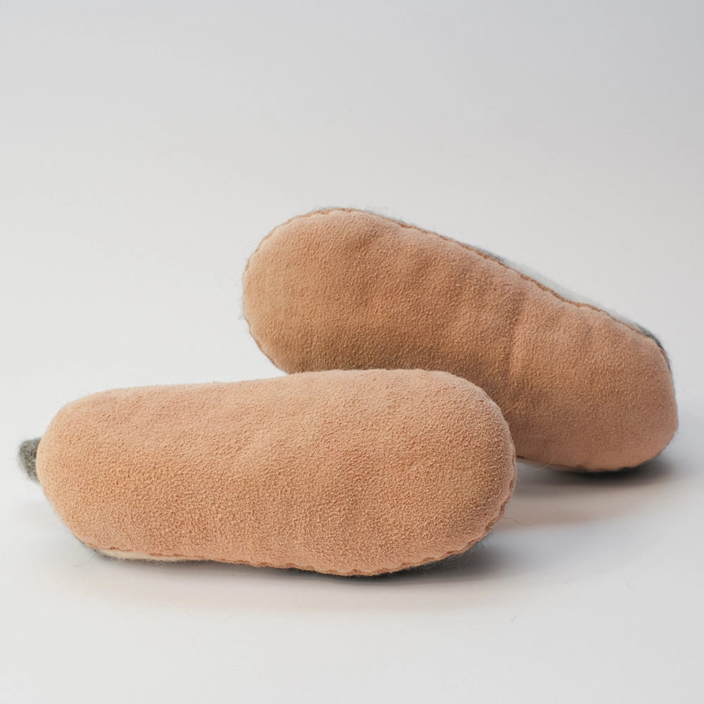 Husky Wolf Filzpantoffeln Halbschuhe Kinder, blaue Augen weiß grau mit Schwanz als Einstiegshilfe, hochgezogene Wildledersohle Marke Mausschuh by MotherEarth-Munich. Ansicht: Von Unten