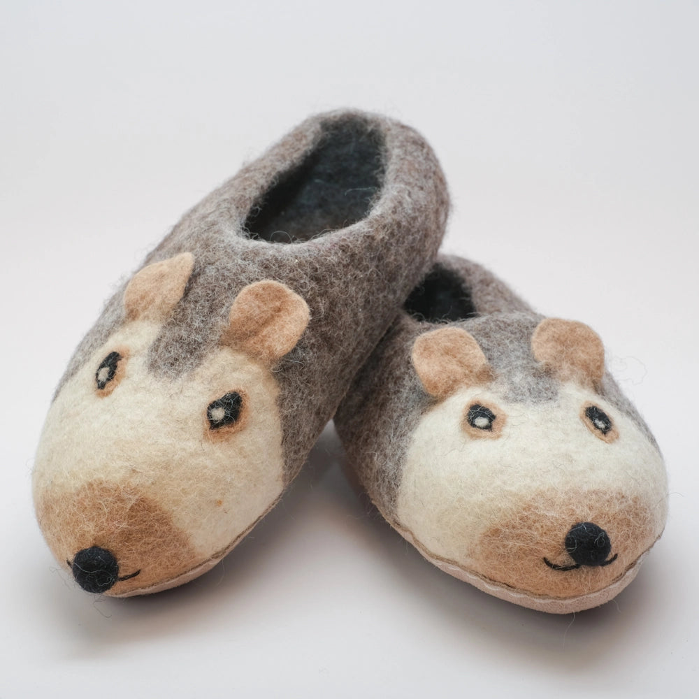 Igel Filzpantoffeln Halbschuhe Erwachsene, grau braun beige, Gesicht freundlich, schwarze Kugelnase, hochgezogene Wildledersohle, Marke Mausschuh by MotherEarth-Munich. Ansicht: Von Vorne