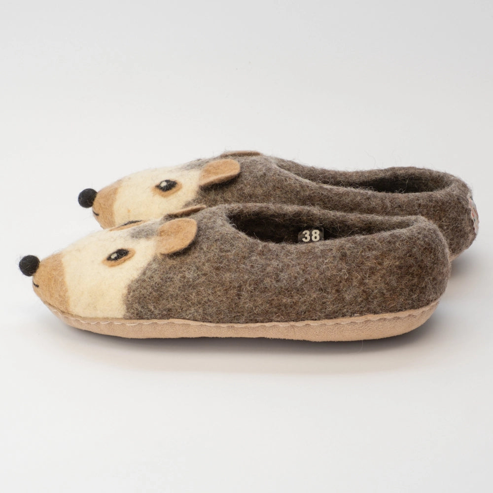 Igel Filzpantoffeln Halbschuhe Erwachsene, grau braun beige, Gesicht freundlich, hochgezogene Wildledersohle, Marke Mausschuh by MotherEarth-Munich. Ansicht: Seite