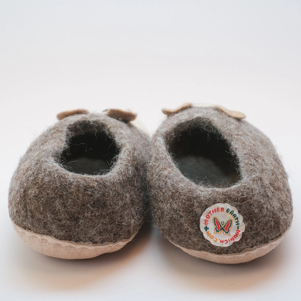 Igel Filzpantoffeln Halbschuhe Erwachsene, grau braun beige, Gesicht freundlich, hochgezogene Wildledersohle, Marke Mausschuh by MotherEarth-Munich. Ansicht: Von Hinten