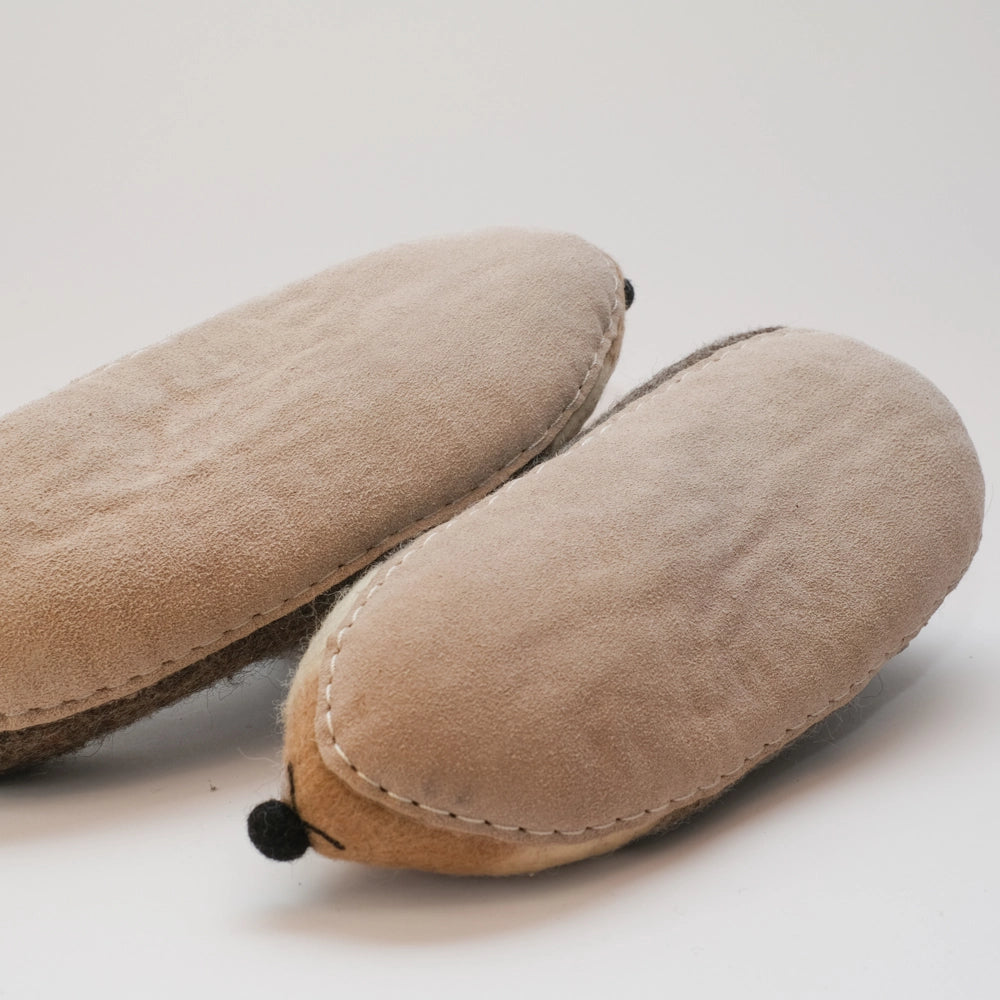 Igel Filzpantoffeln Halbschuhe Erwachsene, grau braun beige, Gesicht freundlich, schwarze Kugelnase, hochgezogene Wildledersohle, Marke Mausschuh by MotherEarth-Munich. Ansicht: Von Unten