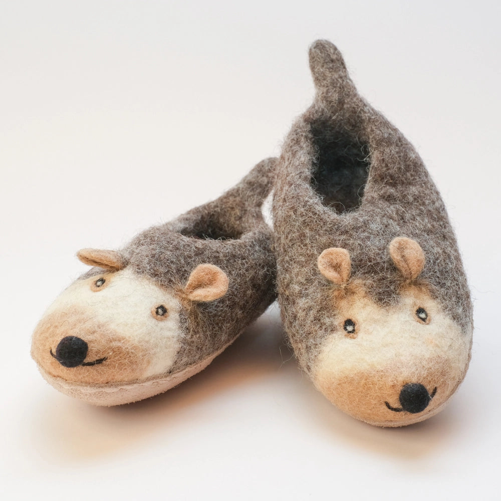 Igel Filzpantoffeln Halbschuhe Kinder, grau braun, offene Augen, schwarzer Mund Gesicht hellbeige hellbraun, hellbraune Öhrchen, freundlich, Kulleraugen, hochgezogene Wildledersohle, Marke Mausschuh by MotherEarth-Munich. Ansicht: Von Vorne