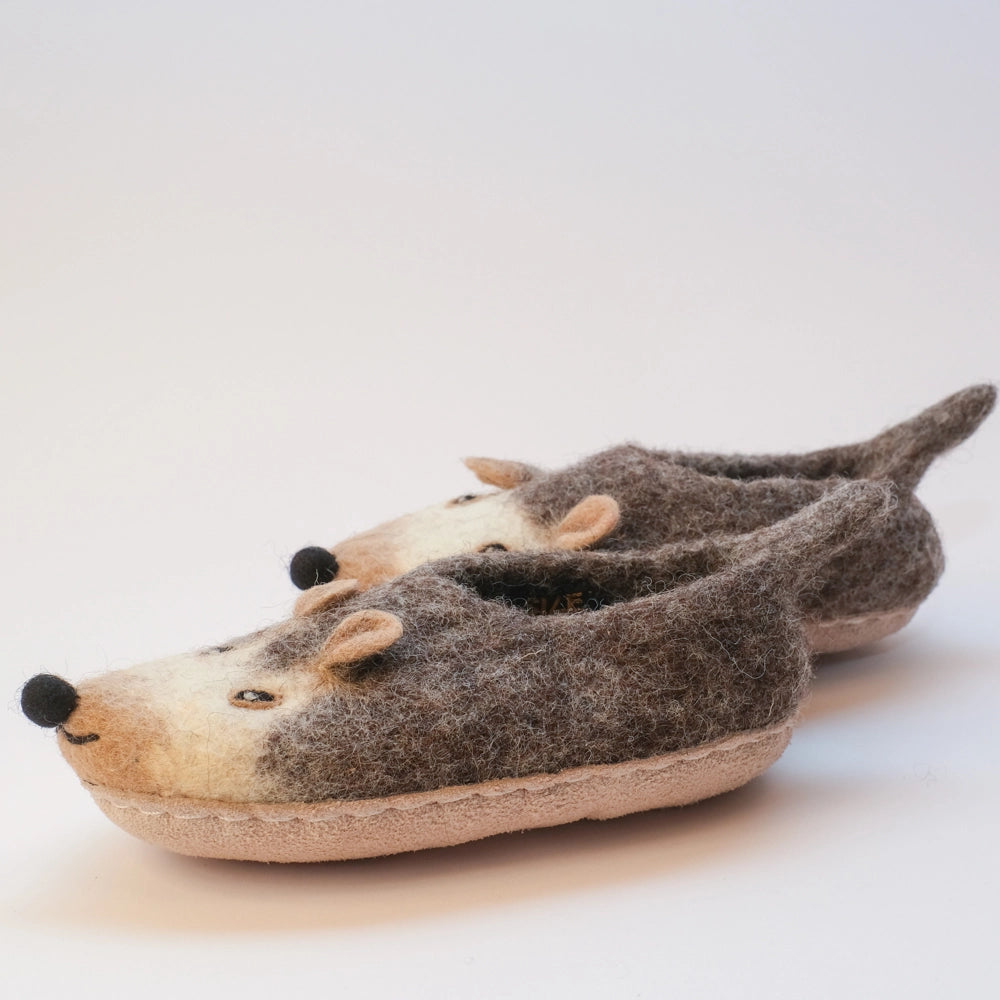 Igel Filzpantoffeln Halbschuhe Kinder, grau braun, offene Augen, schwarzer Mund Gesicht hellbeige hellbraun, hellbraune Öhrchen, freundlich, Kulleraugen, hochgezogene Wildledersohle, Marke Mausschuh by MotherEarth-Munich. Ansicht: Von Seite