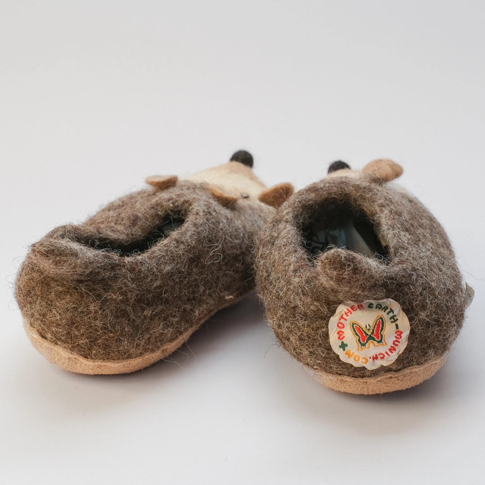 Igel Filzpantoffeln Halbschuhe Kinder, grau braun, offene Augen, schwarze Kugelnase, Gesicht hellbeige hellbraun, hellbraune Öhrchen, freundlich, Kulleraugen, hochgezogene Wildledersohle, Marke Mausschuh by MotherEarth-Munich. Ansicht: Von Hinten