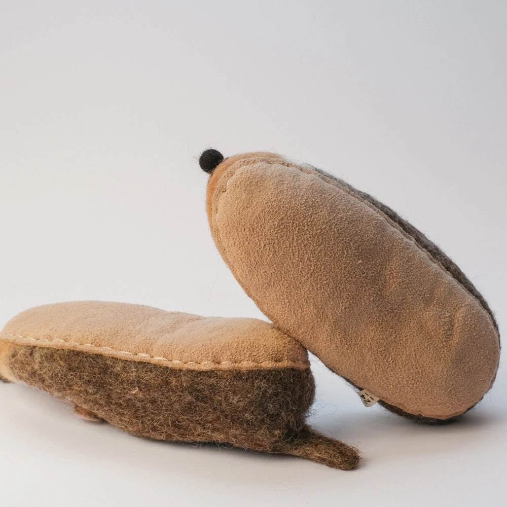 Igel Filzpantoffeln Halbschuhe Kinder, grau braun, offene Augen, schwarzer Mund Gesicht hellbeige hellbraun, hellbraune Öhrchen, freundlich, Kulleraugen, Kugelnase, hochgezogene Wildledersohle, Marke Mausschuh by MotherEarth-Munich. Ansicht: Von Unten