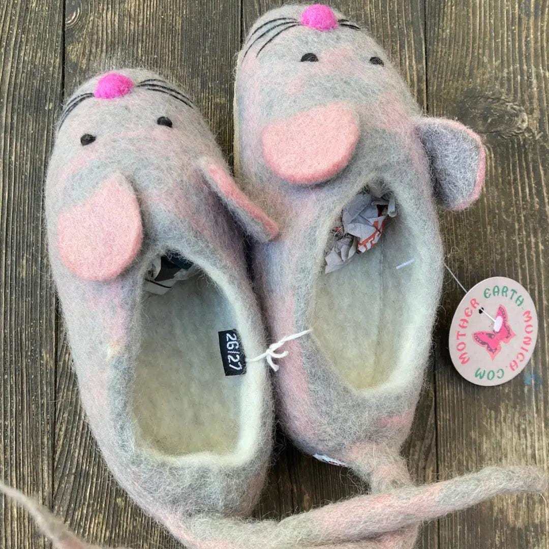 Mouse - Hand felted felt slippers for children Felt slippers in gray with pink ears and nose.