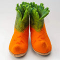 Karotten - handgemachte Filzpantoffeln aus orangefarbenem Wollfilz mit grünen, blattartigen Karottenschäften und Sohlenrand