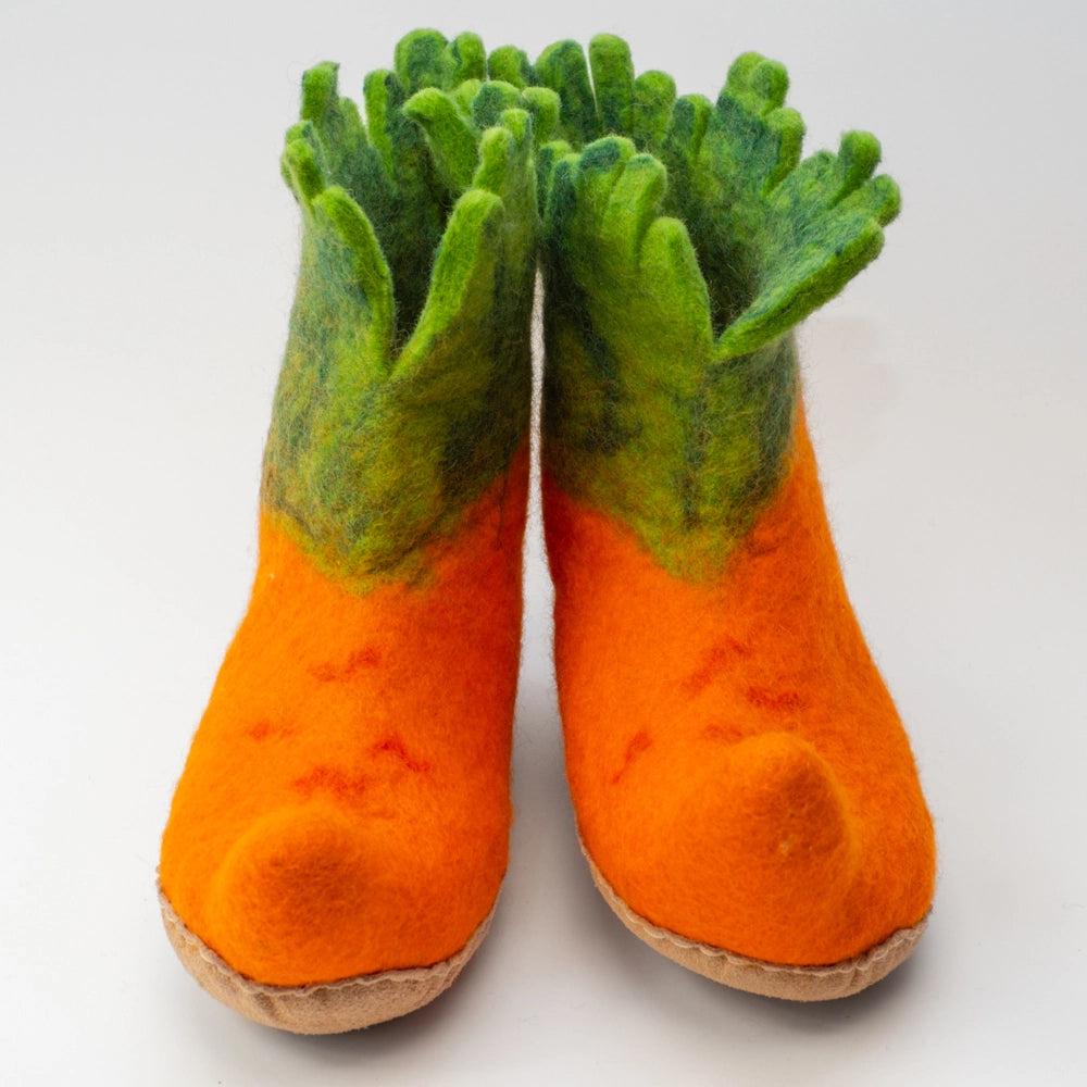 Karotten Filzpantoffeln Boots Erwachsene, grüne Blätter, orange Wurzel nach Vorne und Oben gezogen, mit leichten roten Streifen, hochgezogene rutschfeste Wildledersohle, Marke MAUSSCHUH by MotherEarth-Munich. Ansicht: Von Vorne