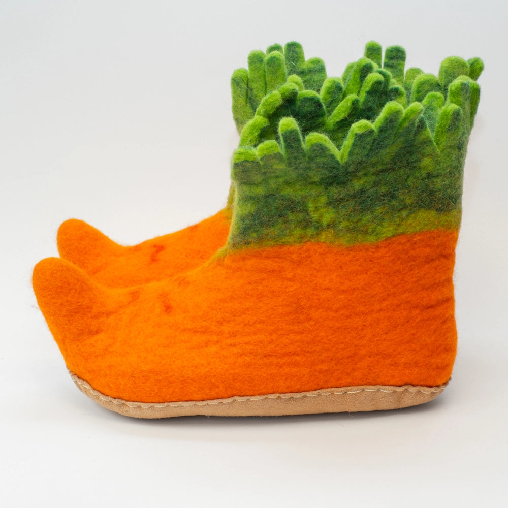 Karotten Filzpantoffeln Boots Erwachsene, grüne Blätter, orange Wurzel nach Vorne und Oben gezogen, mit leichten roten Streifen, hochgezogene rutschfeste Wildledersohle, Marke MAUSSCHUH by MotherEarth-Munich. Ansicht: Von Seite