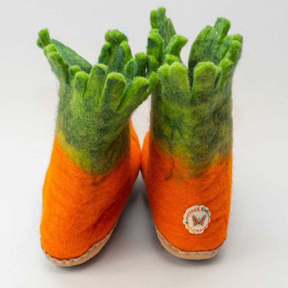 Karotten Filzpantoffeln Boots Erwachsene, grüne Blätter, orange Wurzel nach Vorne und Oben gezogen, mit leichten roten Streifen, hochgezogene rutschfeste Wildledersohle, Marke MAUSSCHUH by MotherEarth-Munich. Ansicht: Von Hinten