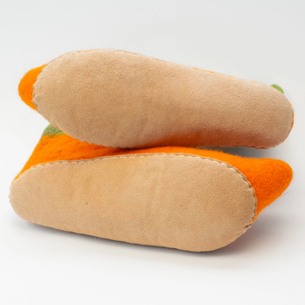 Karotten Filzpantoffeln Boots Erwachsene, grüne Blätter, orange Wurzel nach Vorne und Oben gezogen, mit leichten roten Streifen, hochgezogene rutschfeste Wildledersohle, Marke MAUSSCHUH by MotherEarth-Munich. Ansicht: Von Unten