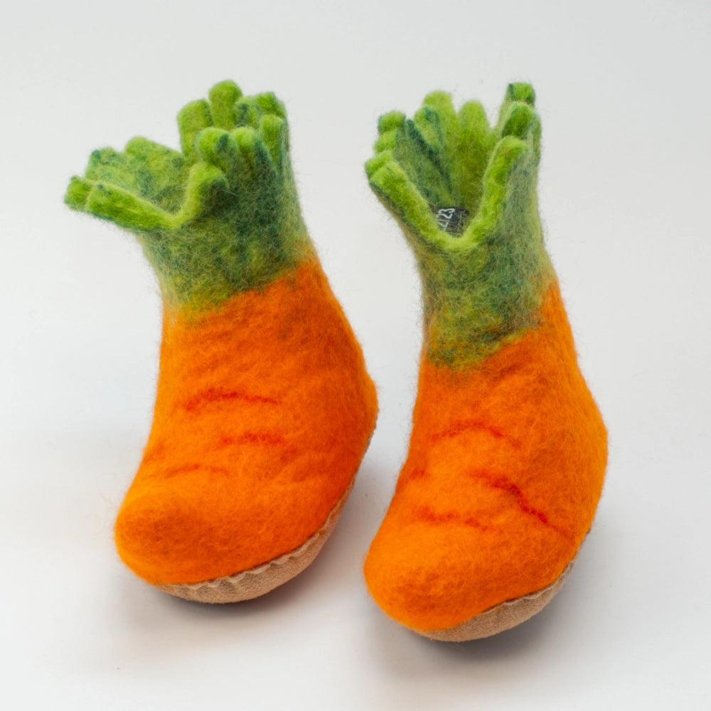 Karotten Filzpantoffeln Boots Kinder, grüne Blätter, orange Wurzel, hochgezogene Wildledersohle, Marke MAUSSCHUH by MotherEarth-Munich. Ansicht: Von Vorne