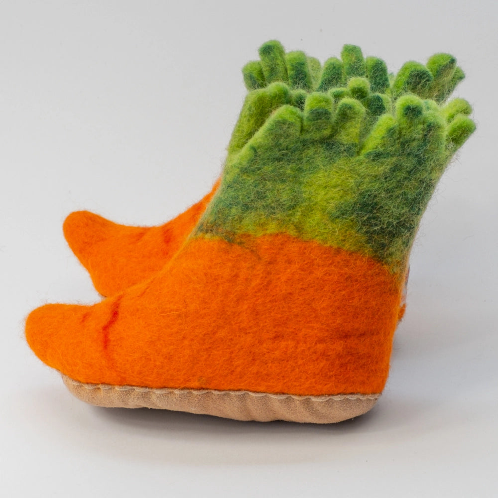 Karotten Filzpantoffeln Boots Kinder, grüne Blätter, orange Wurzel, mit leichten roten Streifen, hochgezogene Wildledersohle, Marke MAUSSCHUH by MotherEarth-Munich. Ansicht: Seite