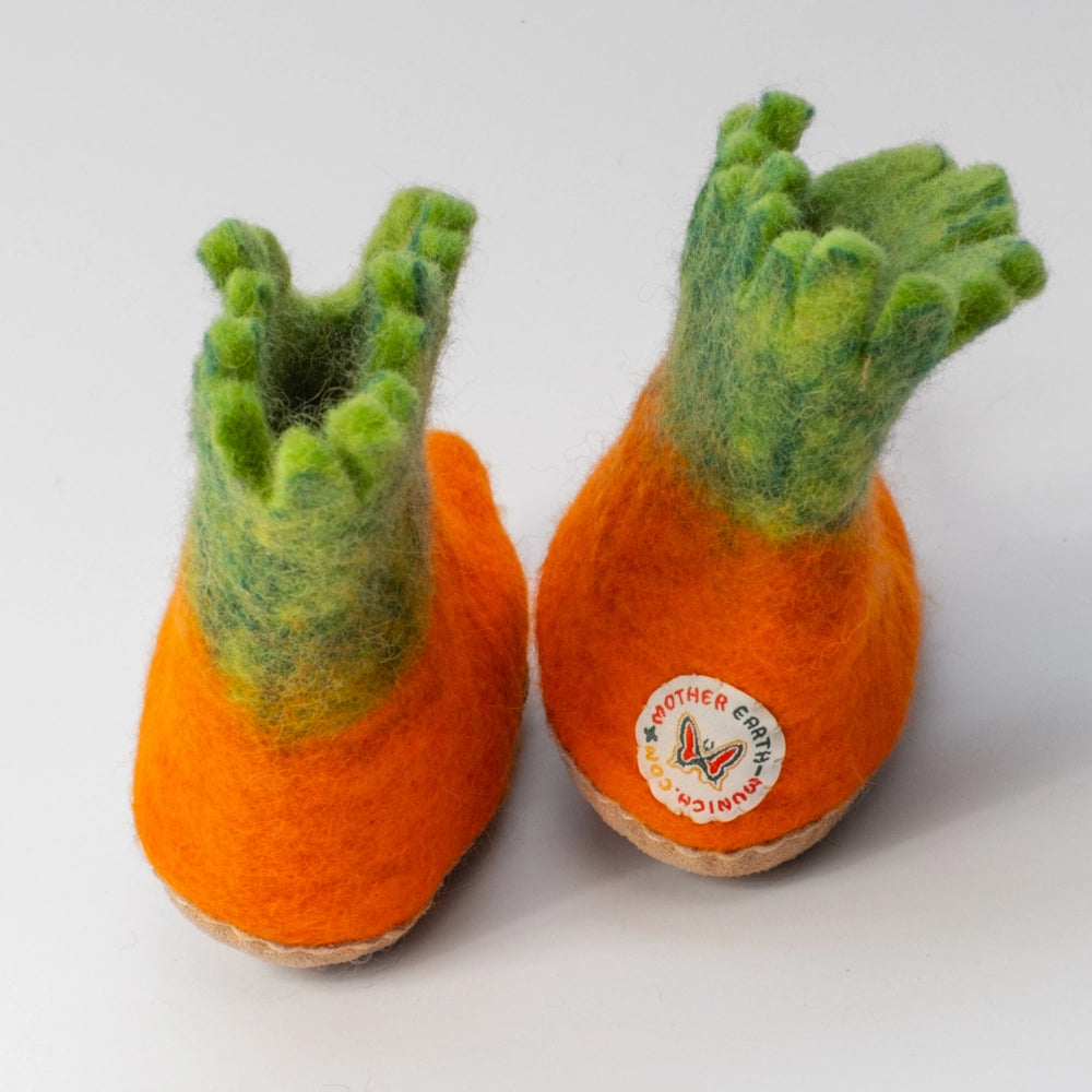 Karotten Filzpantoffeln Boots Kinder, grüne Blätter, orangene Wurzel, mit leichten roten Streifen, hochgezogene Wildledersohle, Marke MAUSSCHUH by MotherEarth-Munich. Ansicht: Von Hinten