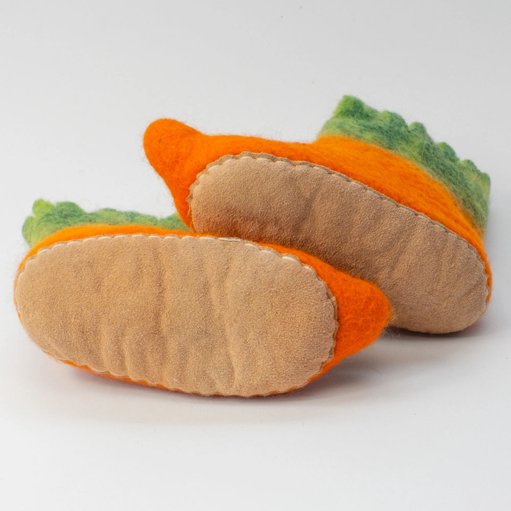 Karotten Filzpantoffeln Boots Kinder, grüne Blätter, orange Wurzel nach Vorne und Oben gezogen, mit leichten roten Streifen, hochgezogene Wildledersohle, Marke MAUSSCHUH by MotherEarth-Munich. Ansicht: Von Unten