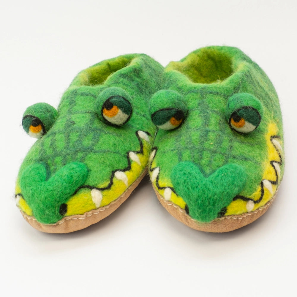 Krokodile Filzpantoffeln Halbschuhe Slipper Erwachsene handgefilzt grün, gelb, orange, weiß, Kugelaugen Schlitz, Gebiss deutlich, Gesicht humorvoll, hochgezogene Ledersohle von Marke: Mausschuh by Motherearth-Munich Ansicht: Von Vorne