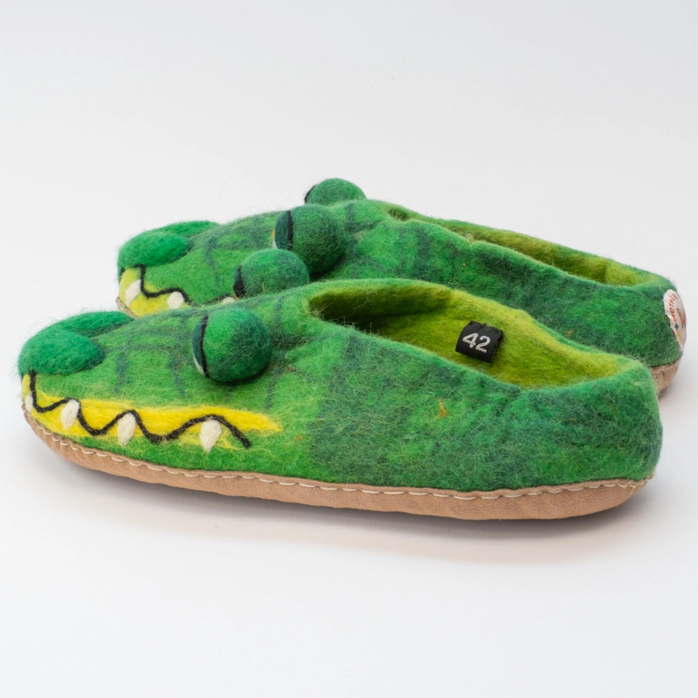 Krokodile Filzpantoffeln Halbschuhe Slipper Erwachsene handgefilzt grün, gelb, orange, weiß, Kugelaugen Schlitz, Gebiss deutlich, Gebiss humorvoll von Marke: Mausschuh by Motherearth-Munich Ansicht: Von Seite
