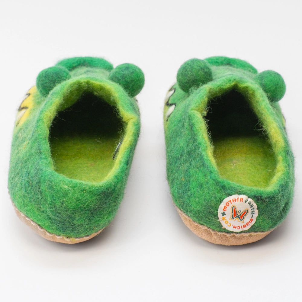 Krokodile Filzpantoffeln Halbschuhe Slipper Erwachsene handgefilzt grün, gelb, orange, weiß, Kugelaugen Schlitz, Gebiss deutlich, Gebiss humorvoll, hochgezogene Ledersohle von Marke: Mausschuh by Motherearth-Munich Ansicht: Von Hinten