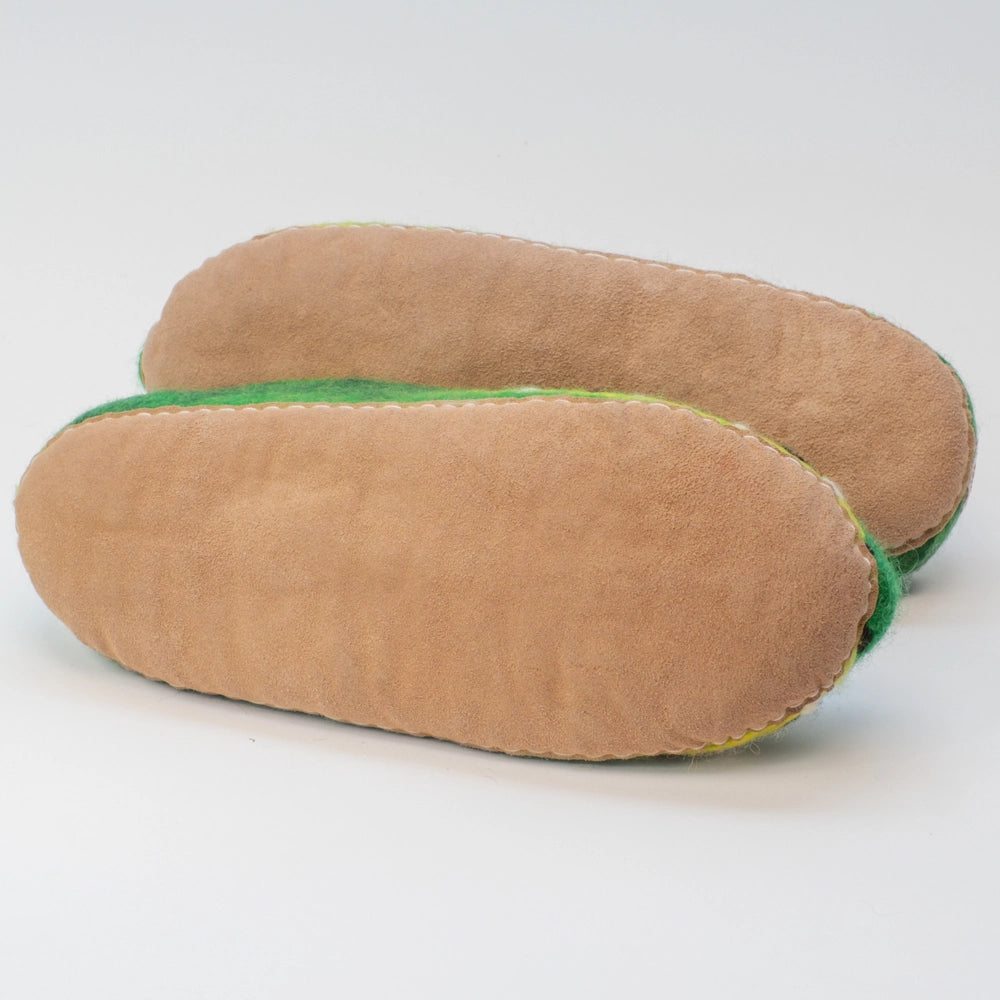 Krokodile Filzpantoffeln Halbschuhe Slipper Erwachsene handgefilzt grün, gelb, orange, weiß, Kugelaugen Schlitz, Gebiss deutlich, Gebiss humorvoll, Hochgezogene Ledersohle, von Marke: Mausschuh by Motherearth-Munich Ansicht: Von Unten