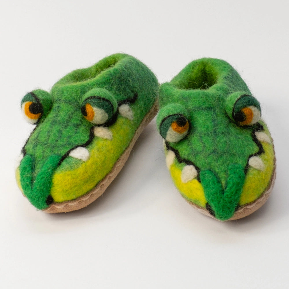 Krokodile Filzpantoffeln Halbschuhe Slipper Kinder handgefilzt grün, gelb, orange, weiß, Kugelaugen Schlitz, Gebiss deutlich, Gesicht humorvoll, hochgezogene Ledersohle von Marke: Mausschuh by Motherearth-Munich Ansicht: Von Vorne