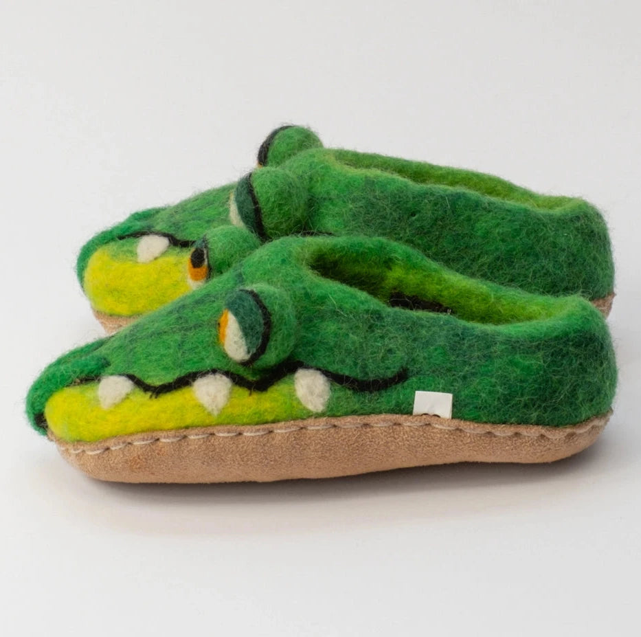 Krokodile Filzpantoffeln Halbschuhe Slipper Kinder handgefilzt grün, gelb, orange, weiß, Kugelaugen Schlitz, Gebiss deutlich, Gesicht humorvoll, hochgezogene Ledersohle von Marke: Mausschuh by Motherearth-Munich Ansicht: Von Seite