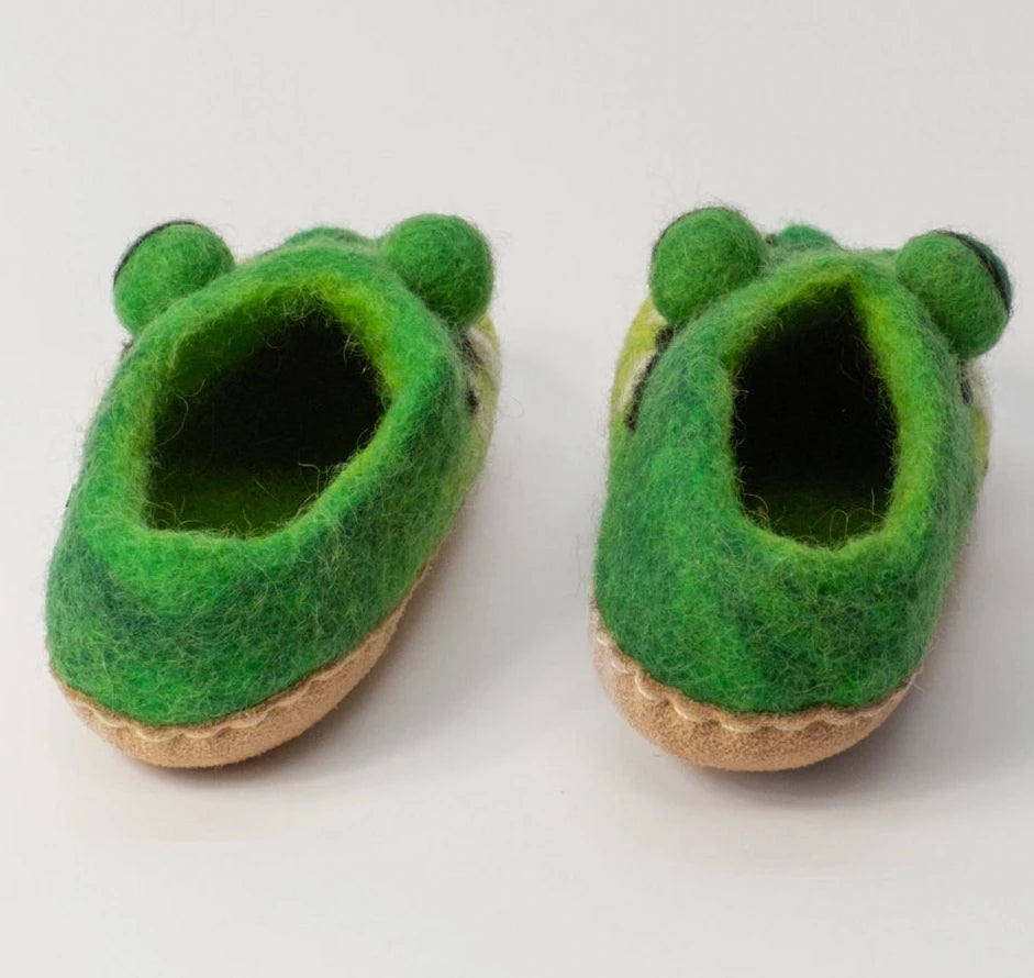 Krokodile Filzpantoffeln Halbschuhe Slipper Kinder handgefilzt grün, gelb, orange, weiß, Kugelaugen Schlitz, Gebiss deutlich, Gesicht humorvoll, hochgezogene Ledersohle von Marke: Mausschuh by Motherearth-Munich Ansicht: Von Hinten