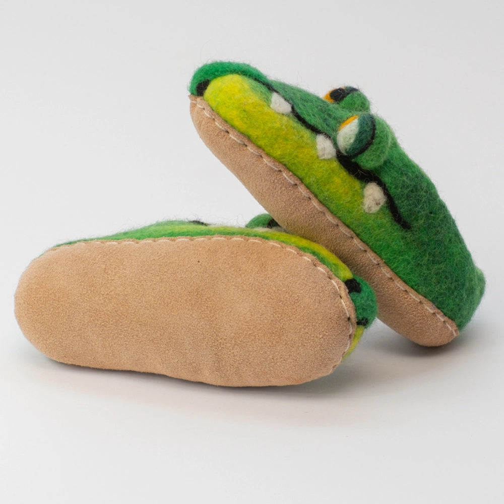 Krokodile Filzpantoffeln Halbschuhe Slipper Kinder handgefilzt grün, gelb, orange, weiß, Kugelaugen Schlitz, Gebiss deutlich, Gesicht humorvoll, hochgezogene Ledersohle von Marke: Mausschuh by Motherearth-Munich Ansicht: Von Unten