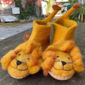 Löwen - handgemachte Filzpantoffeln für Kinder - Boots in ockergelbem Wollfilz mit applizierten Löwengesichtern und Mähnen