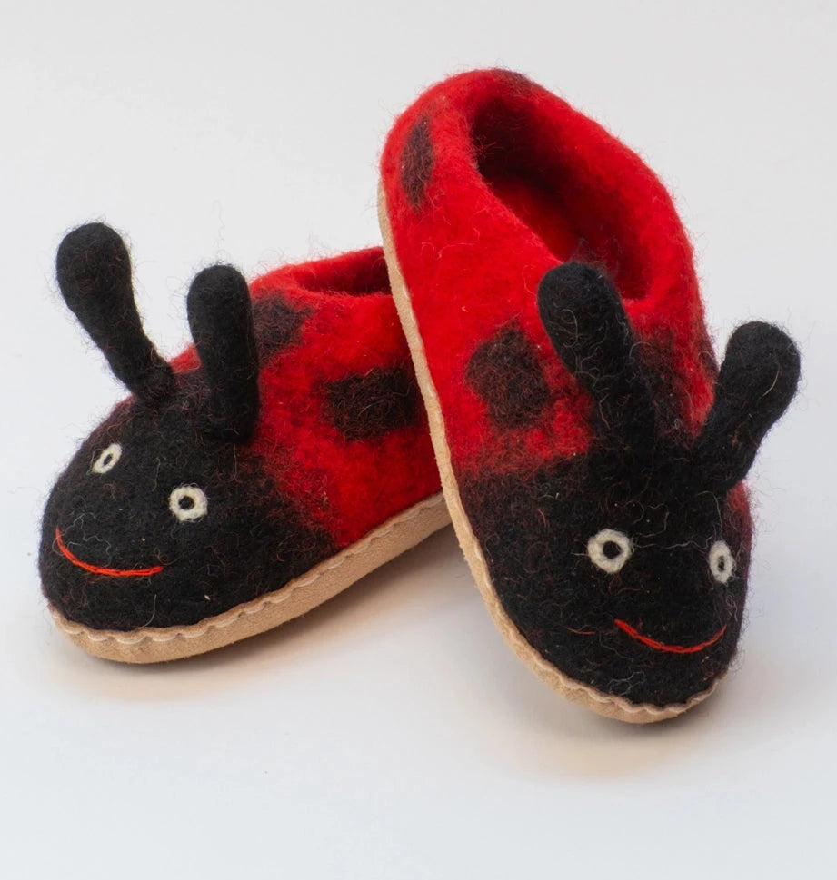 Marienkäfer Filzpantoffeln Halbschuhe Kinder, rot mit schwarzen Punkten schwarze Fühler, Gesicht roter Mund, hochgezogene Wildledersohle, Marke Mausschuh by MotherEarth-Munich. Ansicht: Von Vorne