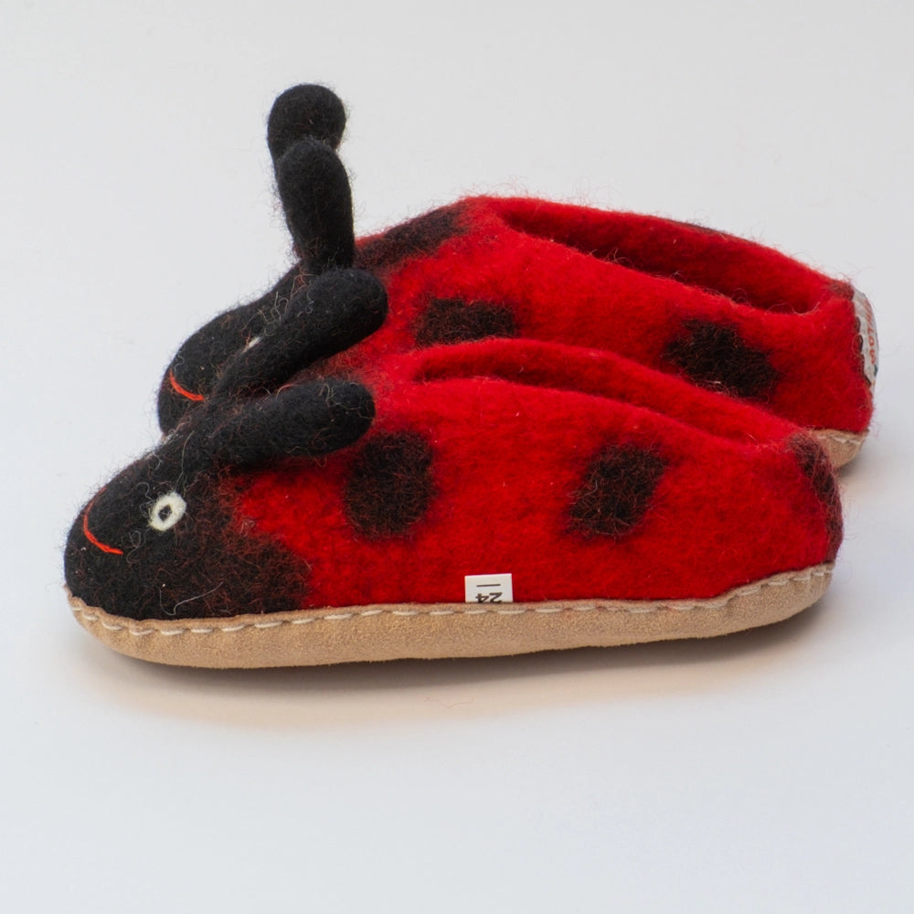 Marienkäfer Filzpantoffeln Halbschuhe Kinder, rot mit schwarzen Punkten schwarze Fühler, Gesicht roter Mund, hochgezogene Wildledersohle, Marke Mausschuh by MotherEarth-Munich. Ansicht: Seite