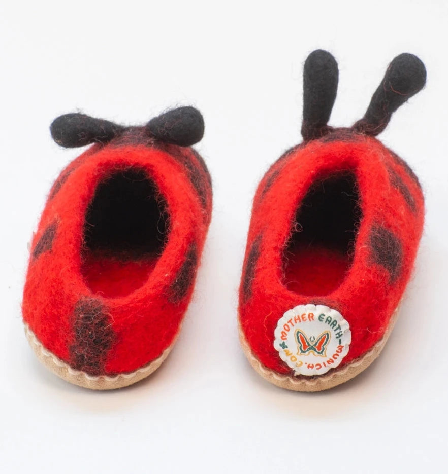 Marienkäfer Filzpantoffeln Halbschuhe Kinder, rot mit schwarzen Punkten schwarze Fühler, Gesicht roter Mund, hochgezogene Wildledersohle, Marke Mausschuh by MotherEarth-Munich. Ansicht: Von Hinten