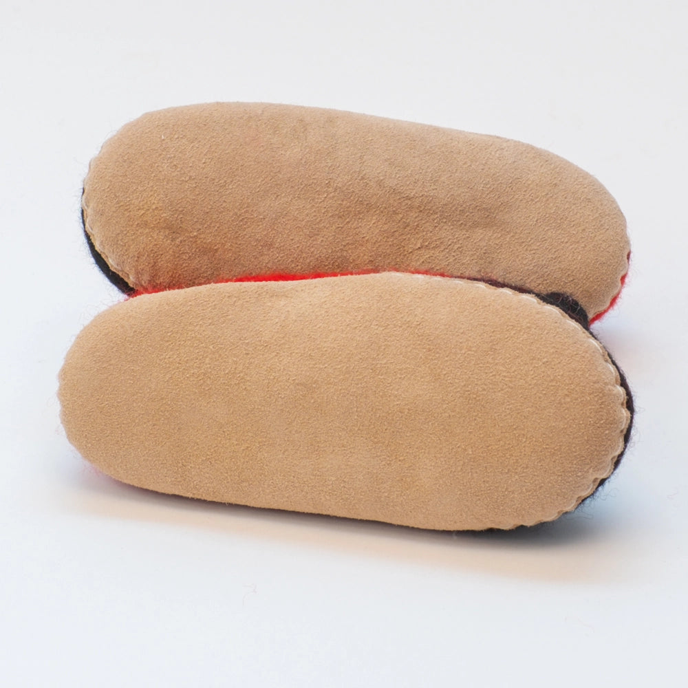 Marienkäfer Filzpantoffeln Halbschuhe Kinder, rot mit schwarzen Punkten schwarze Fühler, Gesicht roter Mund, hochgezogene Wildledersohle, Marke Mausschuh by MotherEarth-Munich. Ansicht: Von Unten Wildledersohle mit Naht