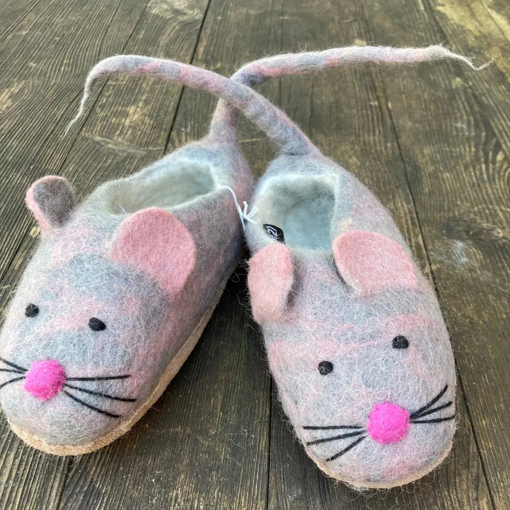 Mice felt slippers for children in gray and pink with a cute mouse design.