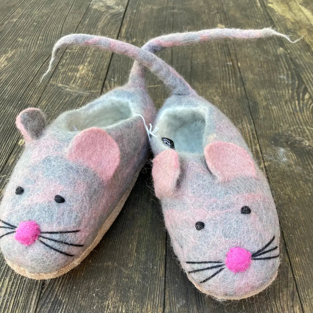 Mice felt slippers for children in gray and pink with a cute mouse design.