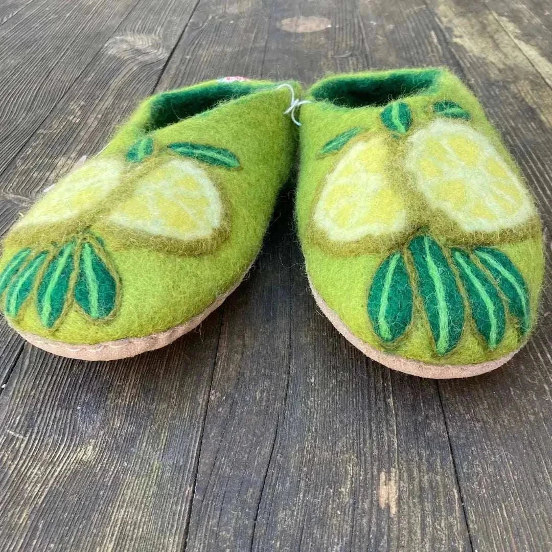Mojito - handgemachte Filzpantoffeln - Slipper für Erwachsene in Limettengrün aus Filz, mit gelben Zitronen und grünen Blättern